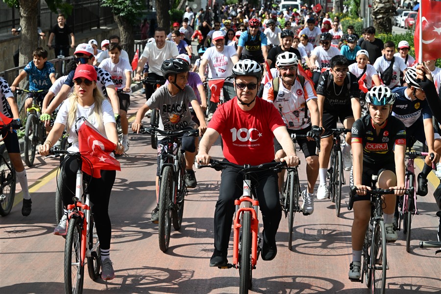 Vali Ünlü, Gençlik Haftası Etkinlikleri Kapsamında Düzenlenen Bisiklet Turuna Katıldı