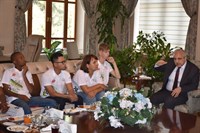 vali guvencer mcbu turkce yaz okulu katilimcilarini agirladi