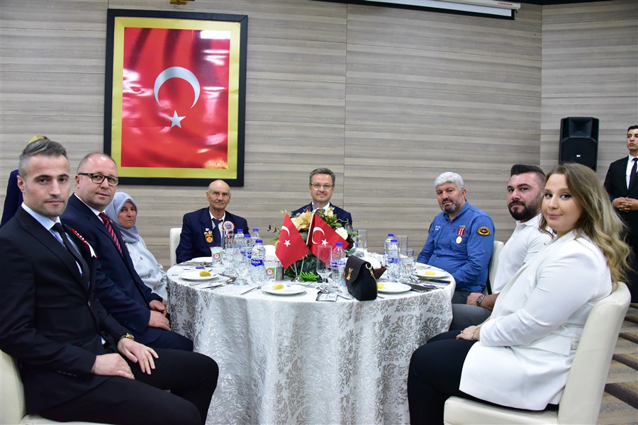 Vali Enver Ünlü Ev Sahipliğinde Gazilerimiz Onuruna Yemek Düzenledi